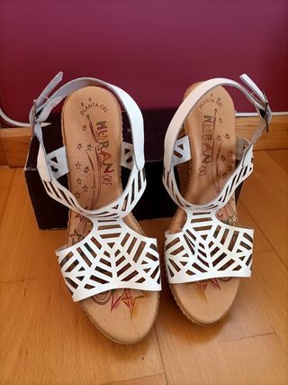 Sandalias Blancas de Piel con cuña
