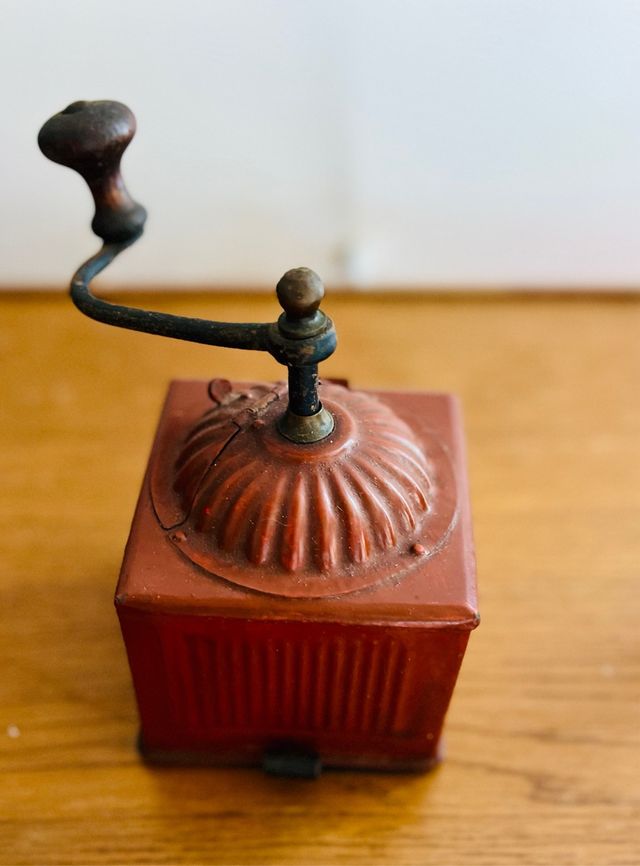 Molinillo de café antiguo de hierro