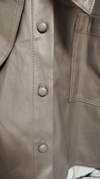 Chaqueta polipiel Zara gris talla L