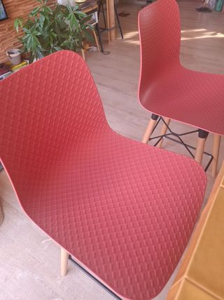 2 Taburetes nuevos alto con patas de madera
