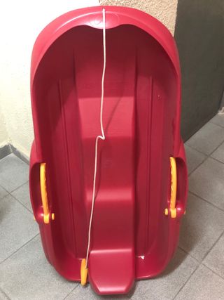 Trineo rojo con cuerda y tiradores de giro 