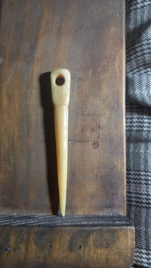 Osso intagliato a mano con foro