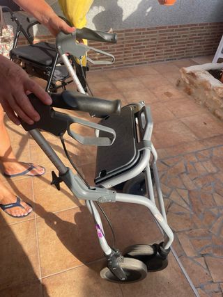 Andador Regulable con Frenos