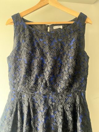 Vestido de fiesta floral negro y azul