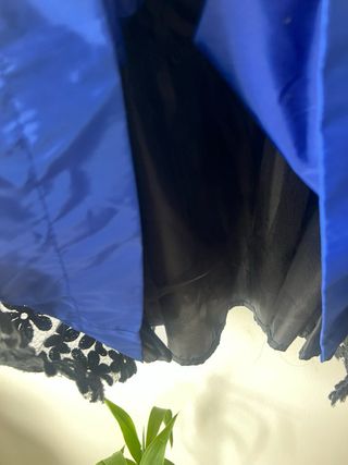 Vestido de fiesta floral negro y azul