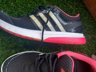 Zapatillas Adidas Negras y Naranja.
