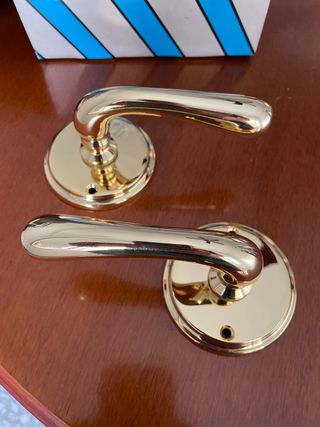 Manivelas doradas para puerta