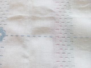 Telo ricamato ii lino con fantasia floreale