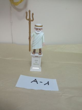 Estatua Playmobil con pedestal