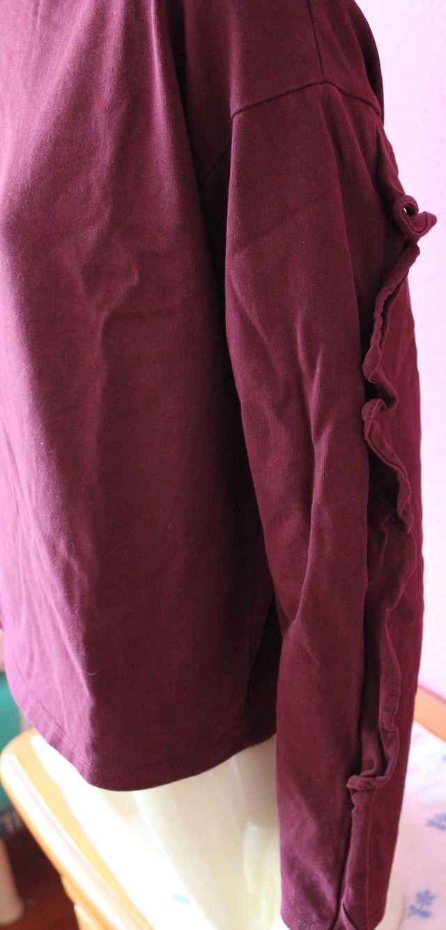 Jersey Bershka burdeos con volante