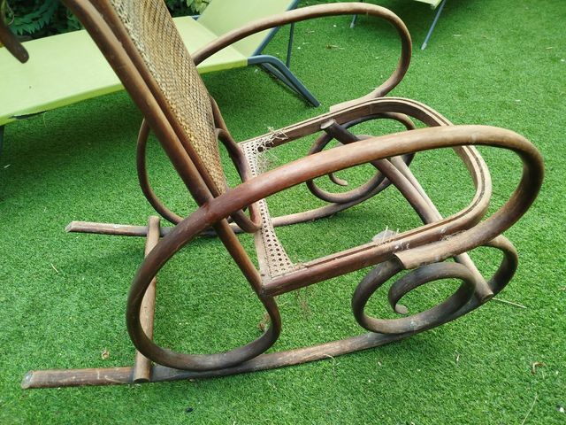 Balancín de madera y ratán