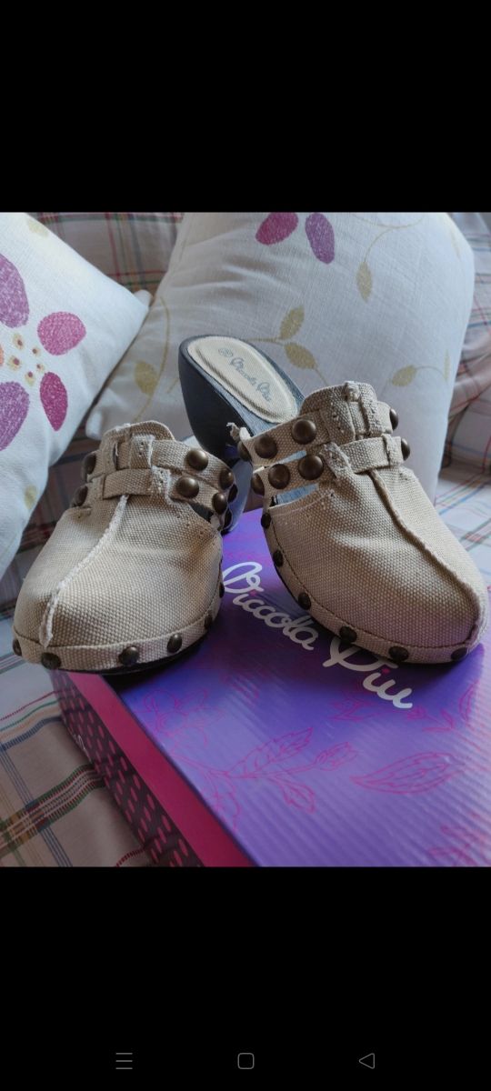 Zuecos beige con tachuelas