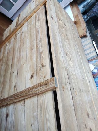 Baúl de madera con ruedas