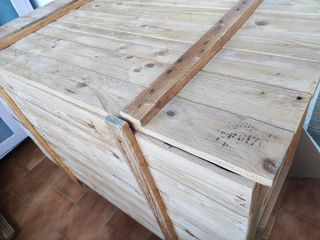 Baúl de madera con ruedas