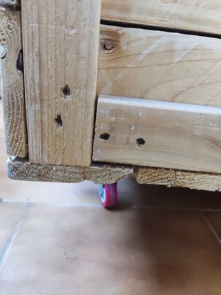 Baúl de madera con ruedas