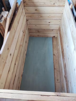 Baúl de madera con ruedas