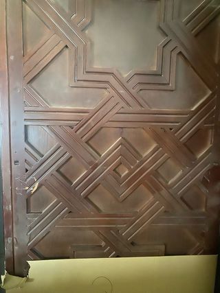 Puertas antiguas de madera con diseño geométrico
