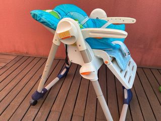 Trona de bebé azul con estampado