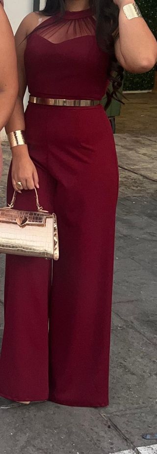 Mono de fiesta elegante rojo y dorado