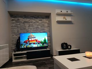 Mueble TV con 2 estanterías y almacenaje