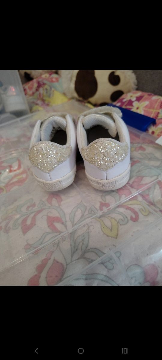 Zapatillas de bebé blancas