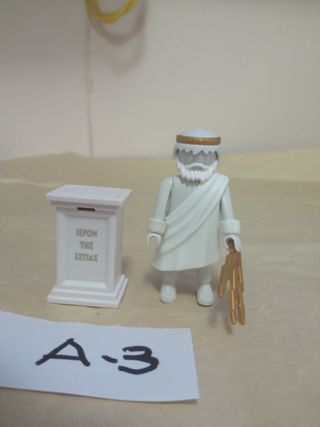 Estatua Playmobil con pedestal