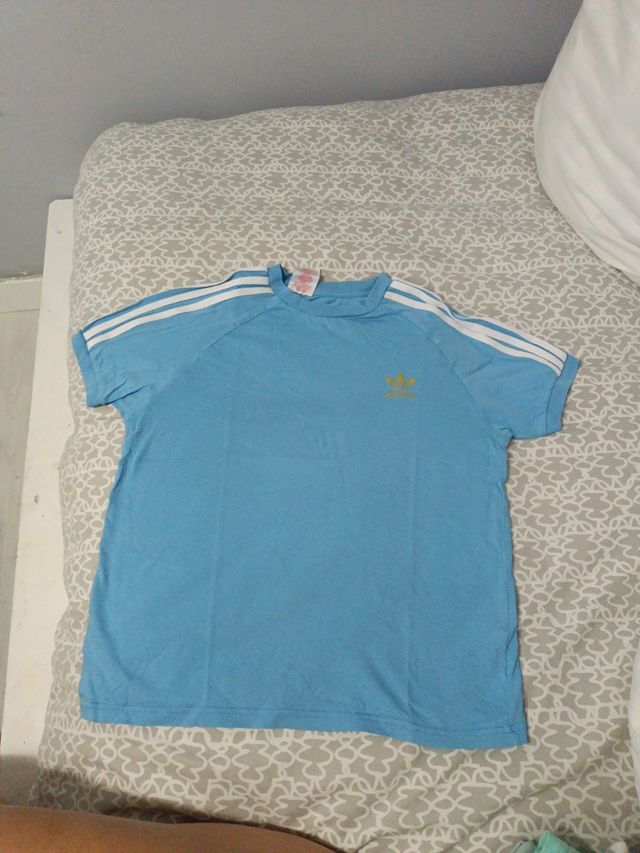 T-shirt Adidas blu con strisce bianche