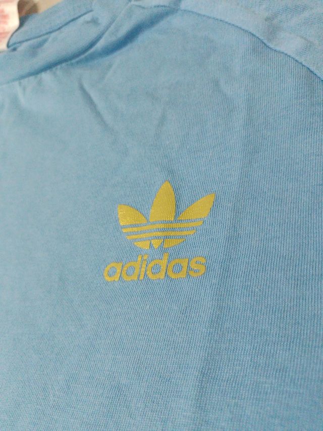 T-shirt Adidas blu con strisce bianche