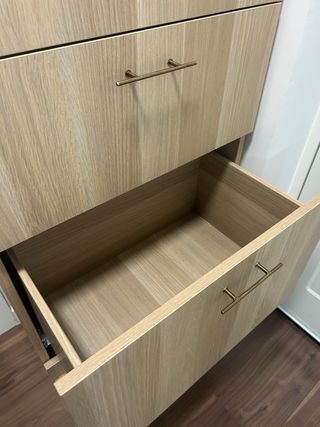 Cómoda de madera con 4 cajones