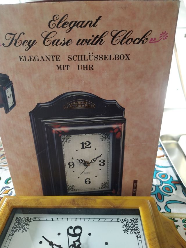 Reloj de pared con caja para llaves