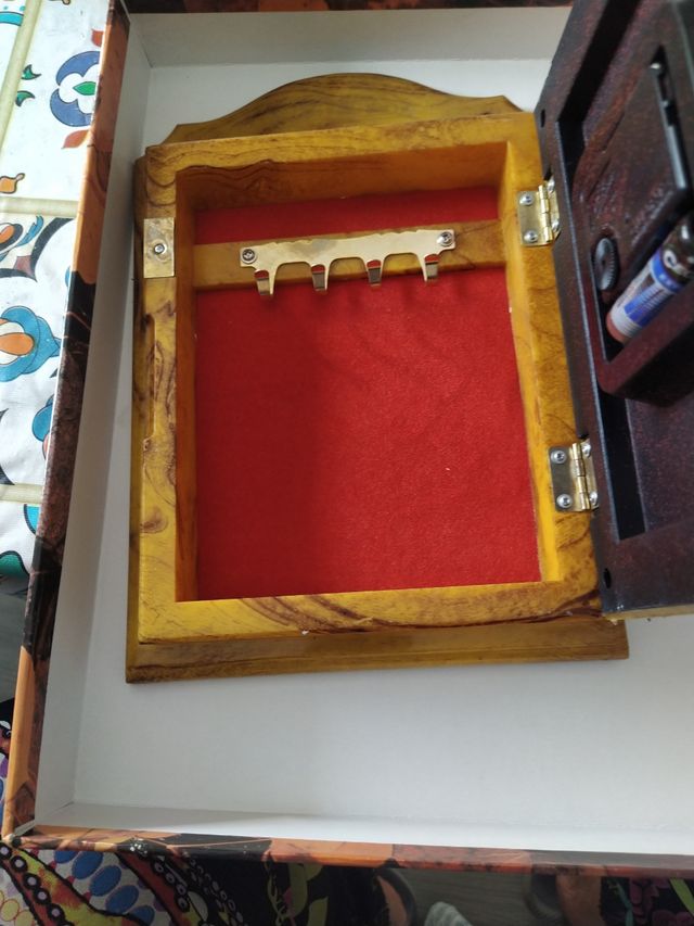 Reloj de pared con caja para llaves