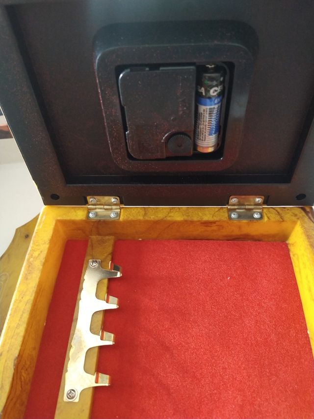 Reloj de pared con caja para llaves