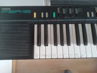 Órgano Yamaha PSR-12 con 16 ritmos.