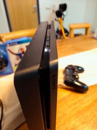 PS4 Slim Negra + 2 Juegos