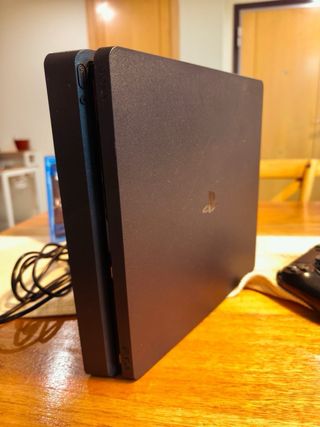 PS4 Slim Negra + 2 Juegos