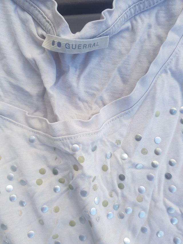 Camiseta con tachuelas