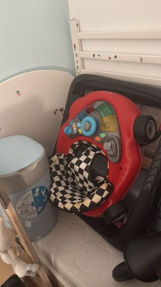 Andador infantil y cubo basura pañales
