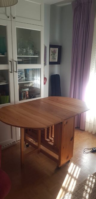 Mesa comedor y 4 sillas plegables madera
