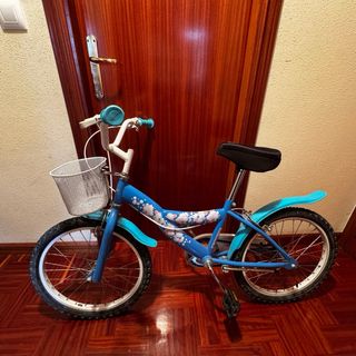 Bicicleta infantil azul con cesta