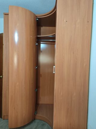 Armario ropero esquinero robusto de madera