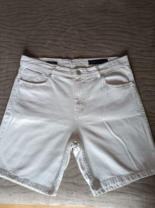 Pantalón vaquero corto hombre blanco
