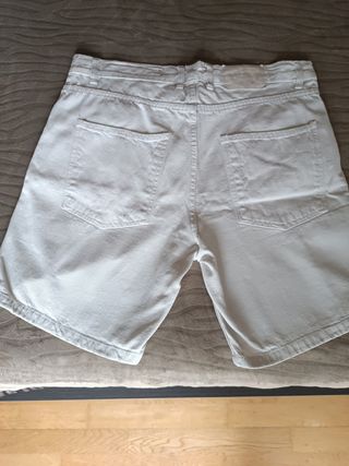Pantalón vaquero corto hombre blanco