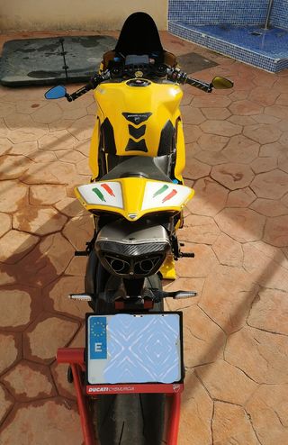 Ducati Panigale V4 2019 Amarilla