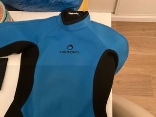 Neopreno corto surf Tribord azul y negro