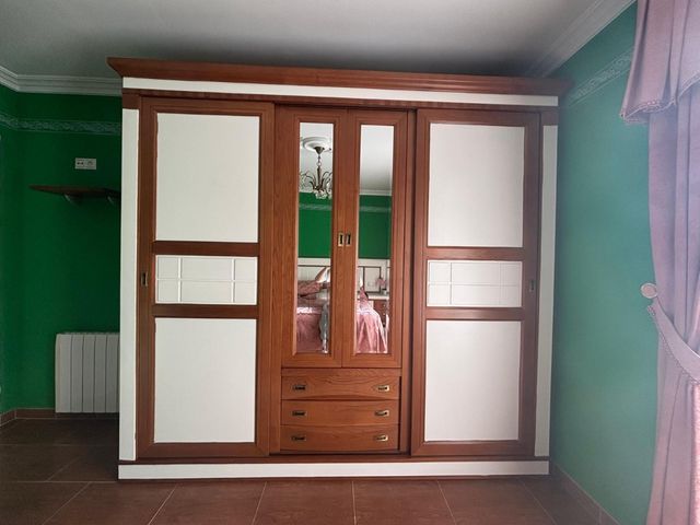 Armario de madera con puertas correderas