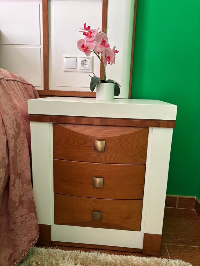 Armario de madera con puertas correderas