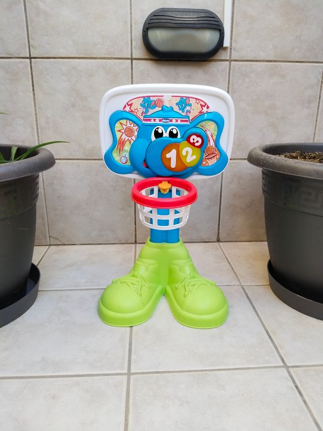 Canasta de baloncesto infantil con elefante