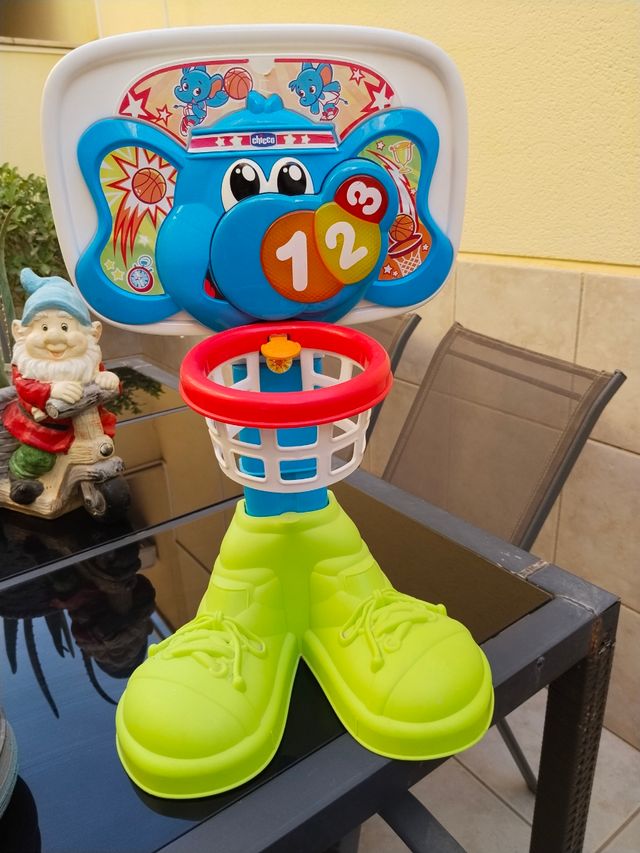 Canasta de baloncesto infantil con elefante