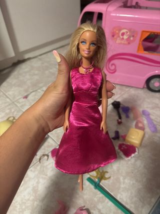 Muñeca Barbie con vestido rosa