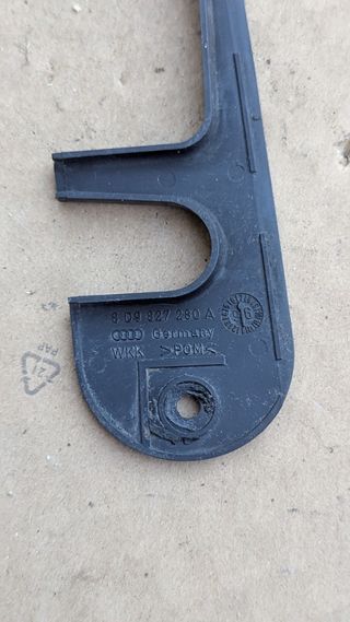 Supporto ancoraggio posteriore Audi VW 8D9827280A